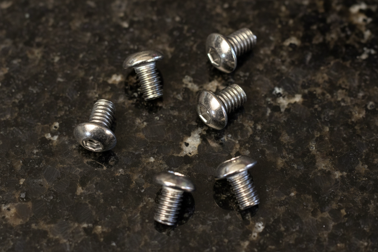 Titanium Roundhead Screws 4x6 (6)